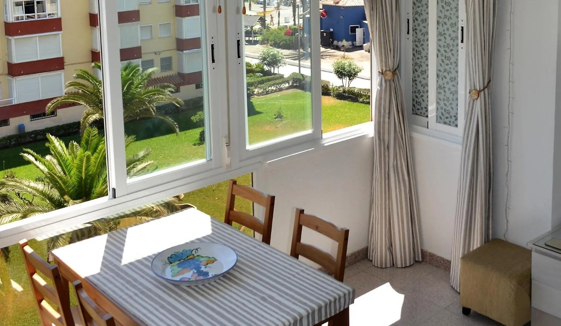 Spacious 1 Bedroom Apartment, Beach Front, Torrox Costa Appartamento