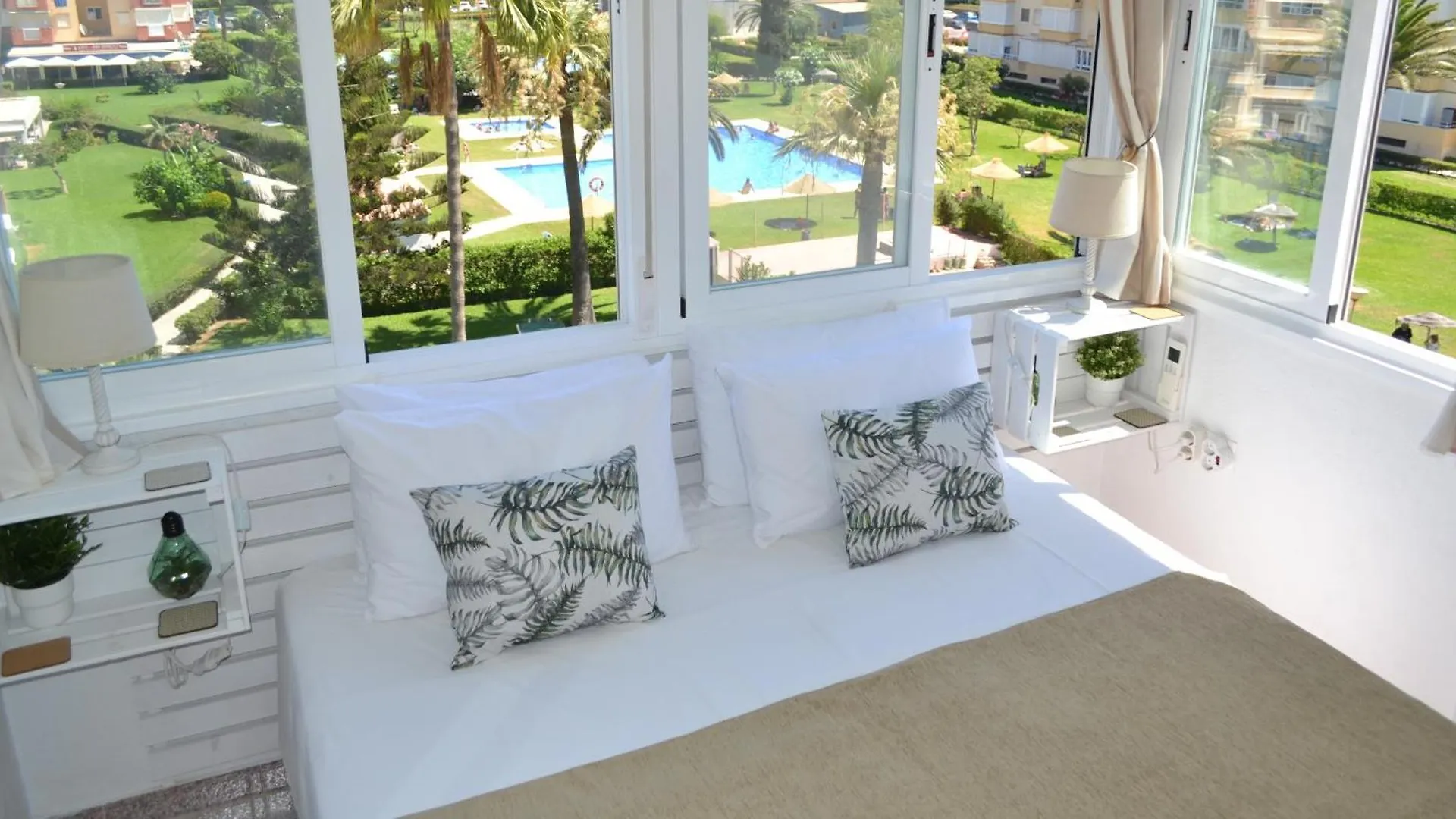 Spacious 1 Bedroom Apartment, Beach Front, Torrox Costa 0*,