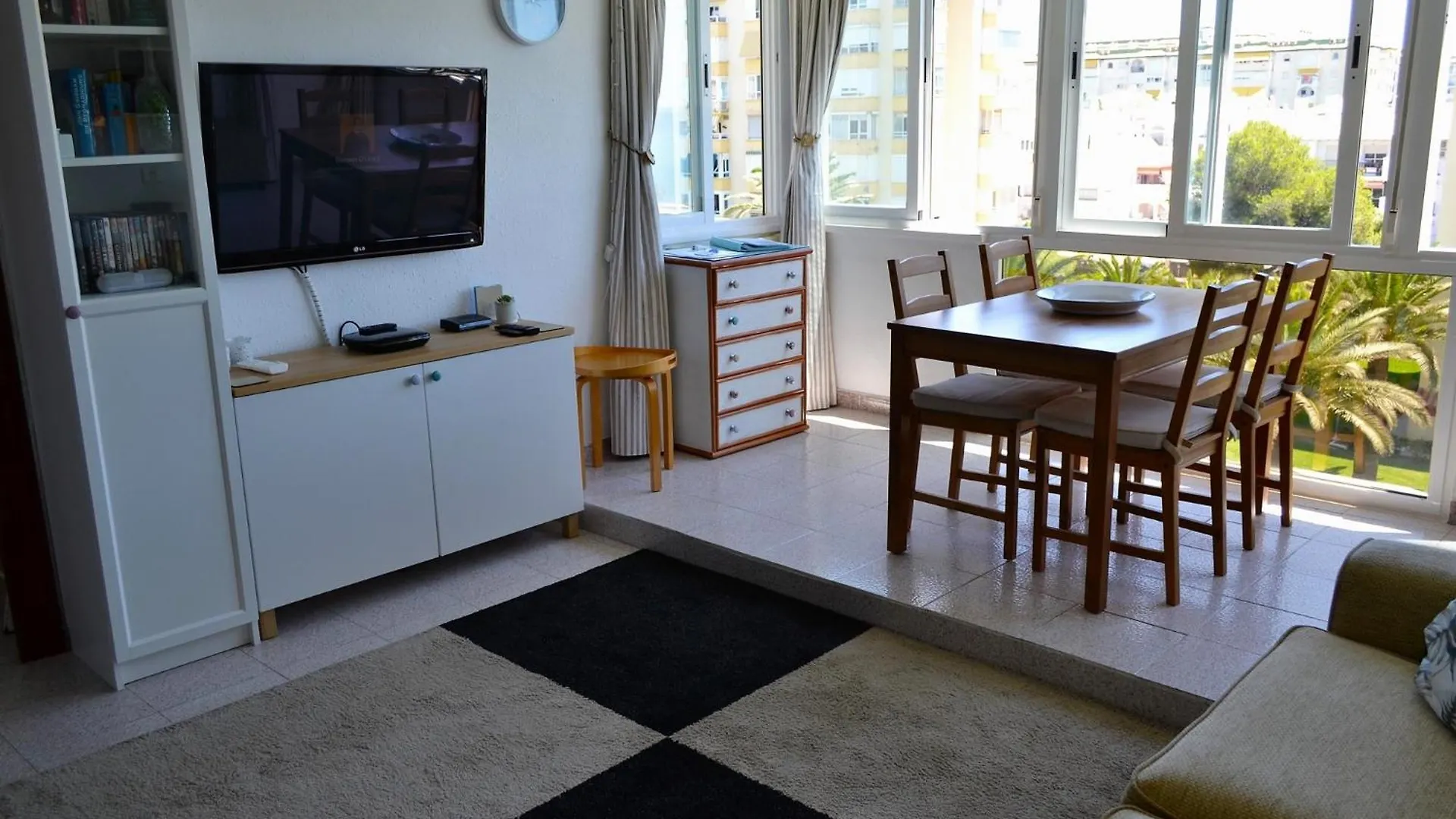 Spacious 1 Bedroom Apartment, Beach Front, Torrox Costa Appartamento