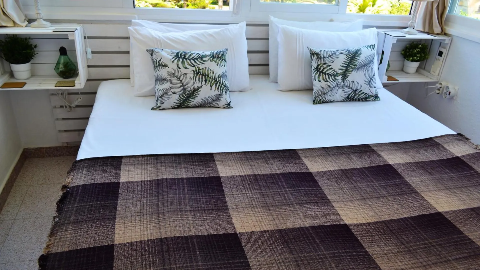 Spacious 1 Bedroom Apartment, Beach Front, Torrox Costa 0*,  Spagna