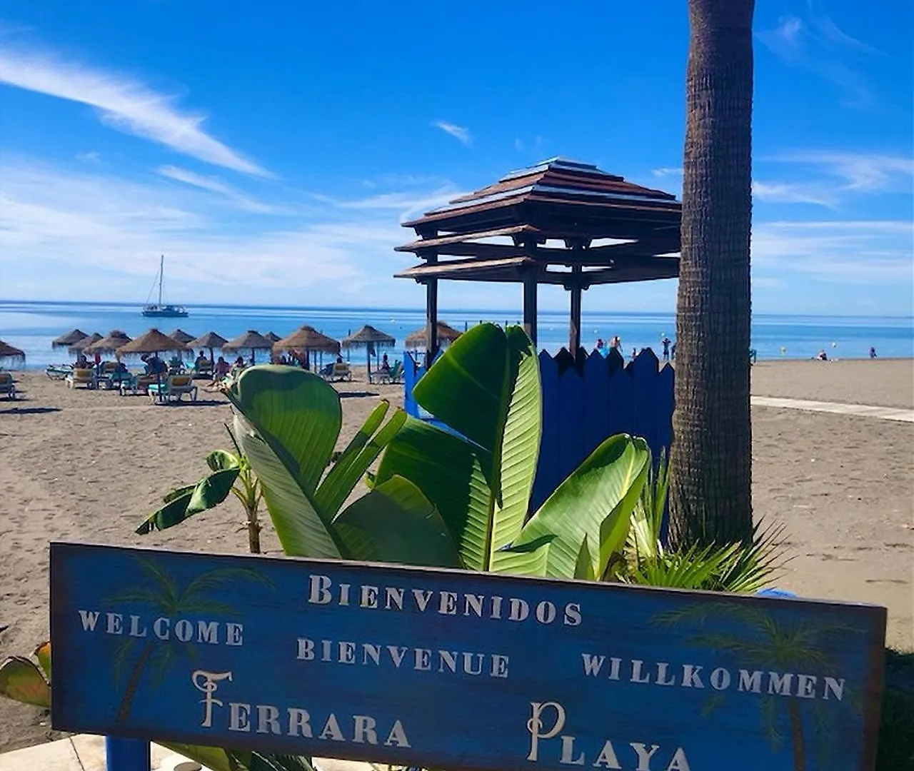 Spacious 1 Bedroom Apartment, Beach Front, Torrox Costa Appartamento