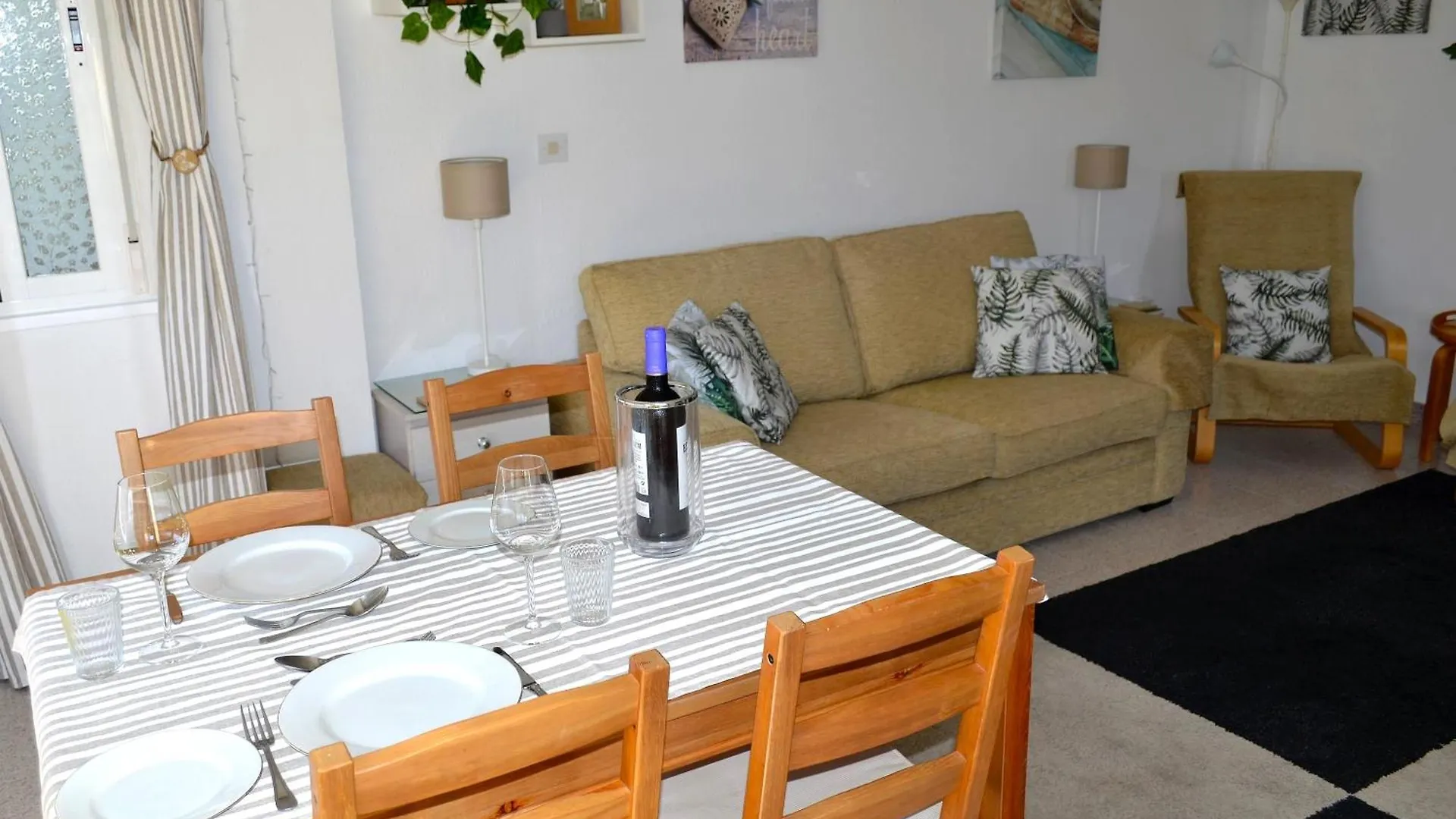 Spacious 1 Bedroom Apartment, Beach Front, Torrox Costa Apartman